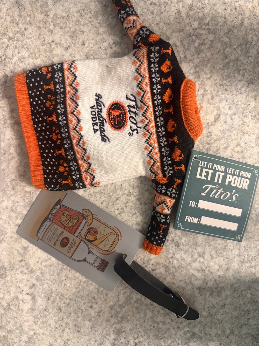 Tito’s gift set: luggage tag and bottle sweater